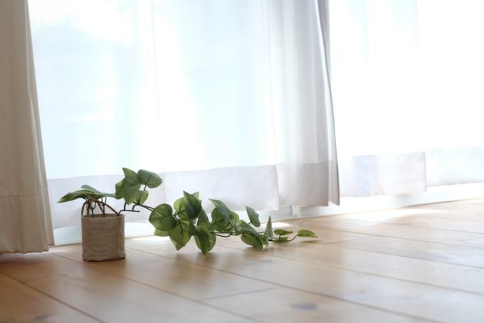 家が落ち着く理由。靴を脱ぐ文化と“床でくつろぐ”日本の暮らし