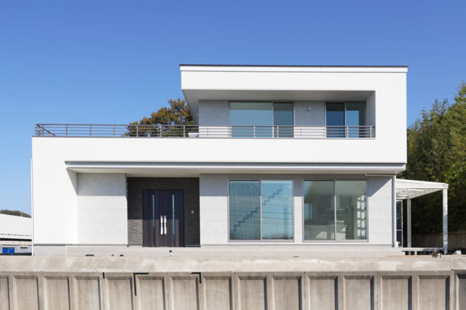 直線が美しい外観と、広がる吹き抜けの開放感。上質な寛ぎを追求した、モダンラグジュアリーな住まい