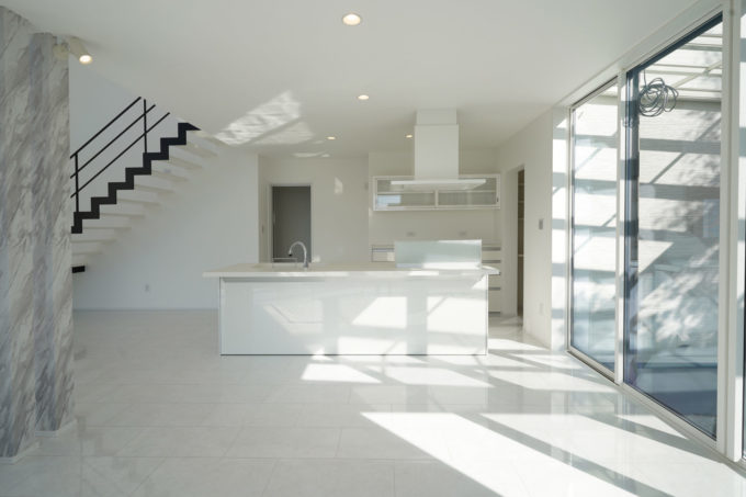 NEW】直線が美しい外観と、広がる吹き抜けの開放感。上質な寛ぎを追求