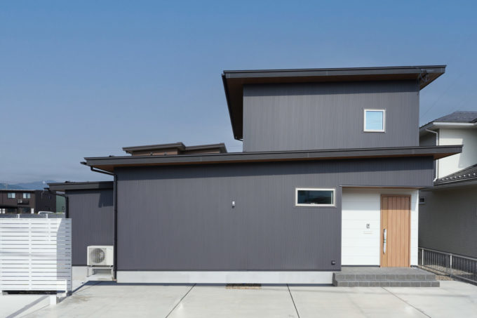 夏はひんやり、冬はぽかぽか。福井の毎日が快適で、のびのびくつろぎ時間になる住まい