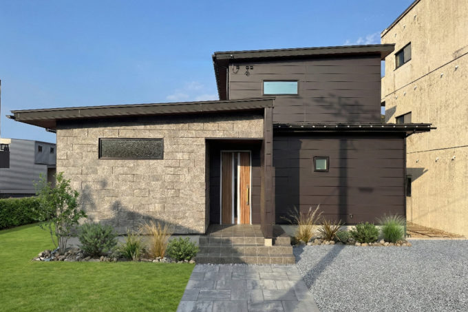 シックな色調と素材美が響き合う、大人の上質モダンな邸宅。