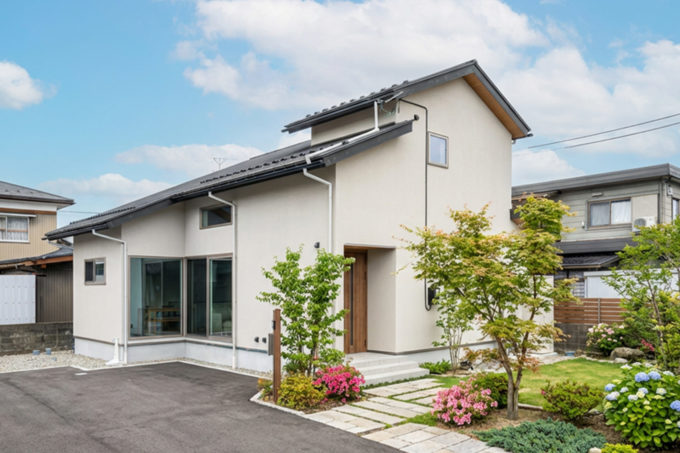 見上げる開放感。勾配天井の吹き抜けと横並びダイニングのある暮らし。